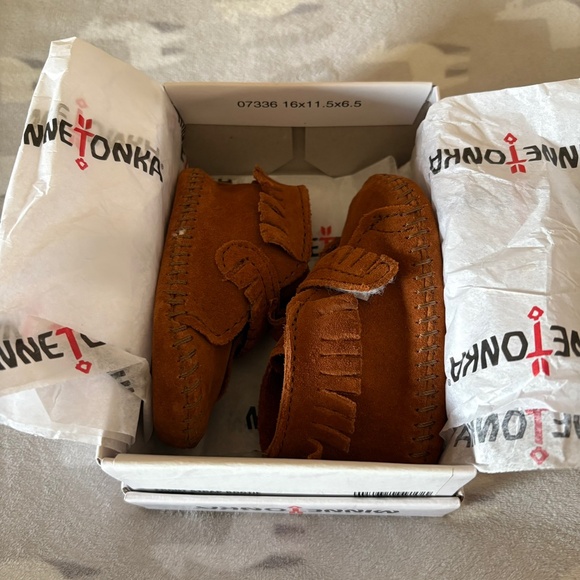 Baby Minnetonka Front Strap Booties - Brown - Size 2 - Picture 6 of 7
